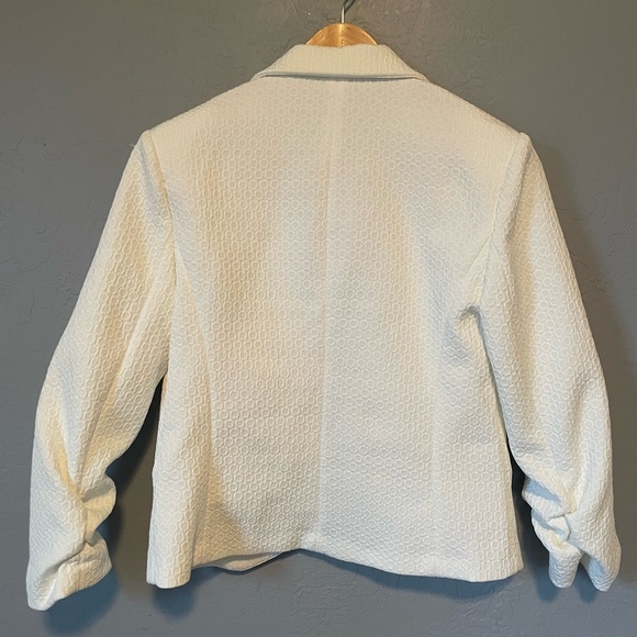 Amanda and Chelsea white cropped blazer - Picture 5 of 5